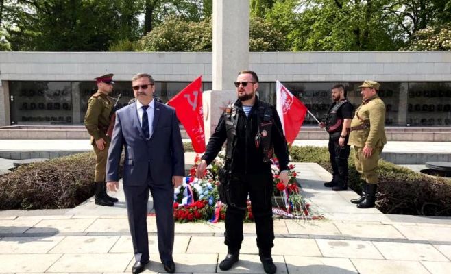 «Ночные волки» возложили цветы к могилам красноармейцев в Брно