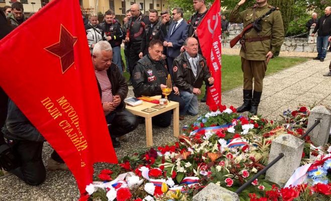 «Ночные волки» возложили цветы к могилам красноармейцев в Брно