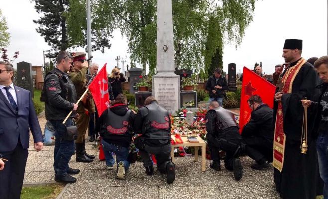 «Ночные волки» возложили цветы к могилам красноармейцев в Брно