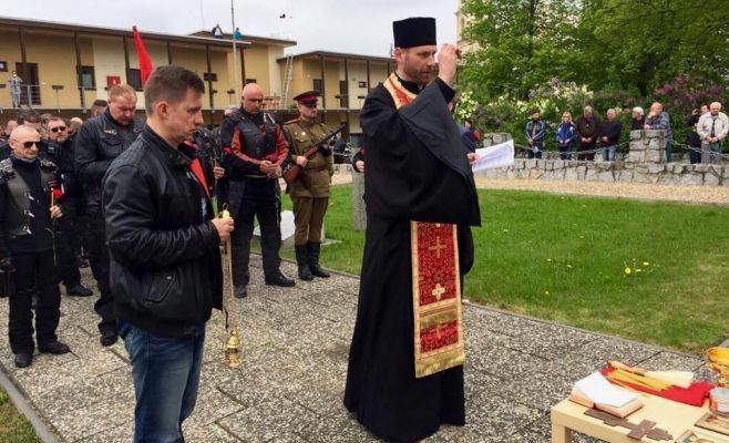 «Ночные волки» возложили цветы к могилам красноармейцев в Брно