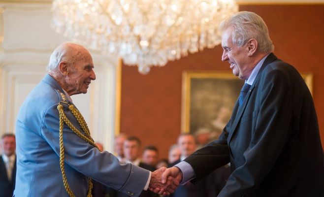 Президент Чехии впервые в истории присвоил женщине звание генерала