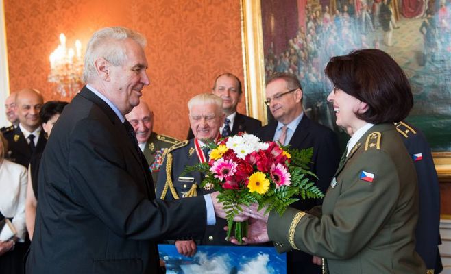 Президент Чехии впервые в истории присвоил женщине звание генерала