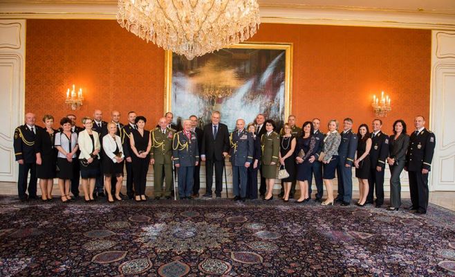 Президент Чехии впервые в истории присвоил женщине звание генерала