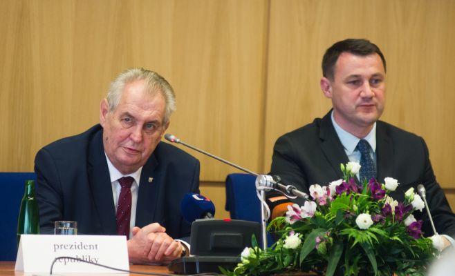 Президенту Чехии поставили ультиматум: либо он отстранит Бабиша, либо на него подадут конституционную жалобу