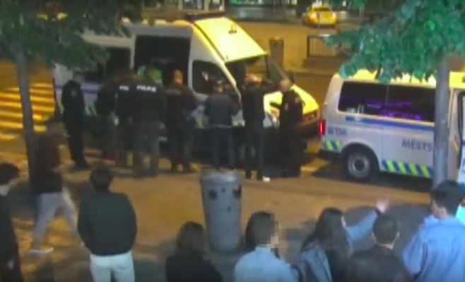 На «Вацлаваке» арестовали двух выпивших молодых иностранцев с наркотиками. Видео