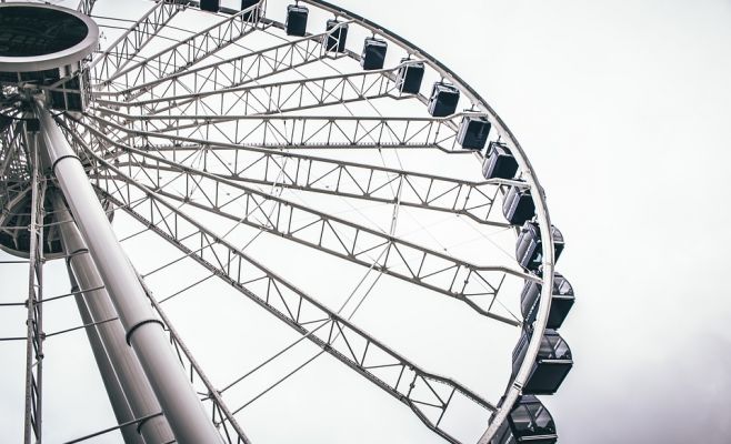 На набережной в Праге установили колесо обозрения