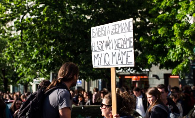 Сегодня тысячи чехов выйдут на демонстрации против Земана и Бабиша