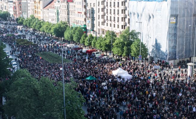 Сегодня тысячи чехов выйдут на демонстрации против Земана и Бабиша