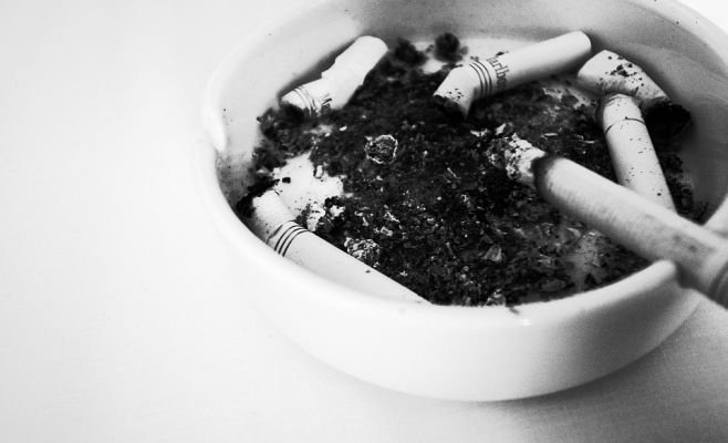 В антитабачном законе есть пробел, позволяющий курить в барах, винных и пивных