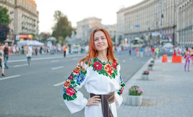 В Праге состоялся марш украинцев в национальных костюмах