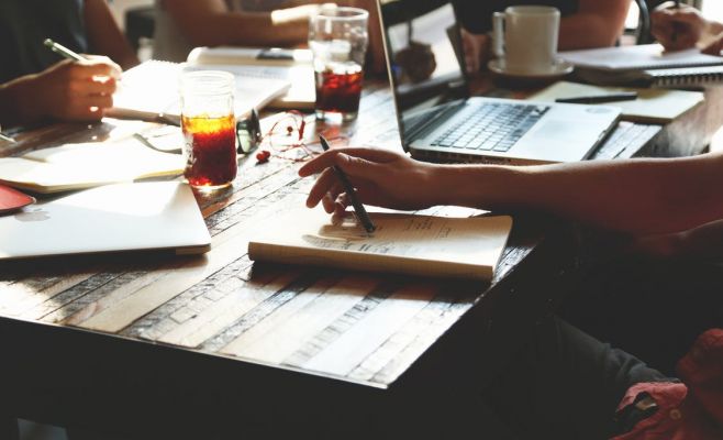 Всё больше студентов ленится и оформляет заказы на курсовые и дипломные работы