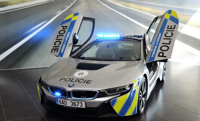 Разбито первое BMW i8, взятое полицией ЧР в аренду