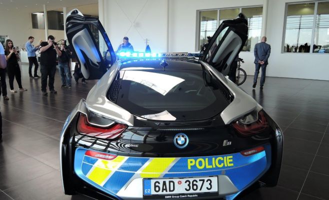 Разбито первое BMW i8, взятое полицией ЧР в аренду