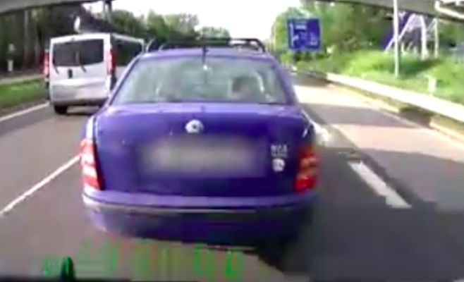 Водитель обогнал автобус и резко нажал на тормоз. Видео