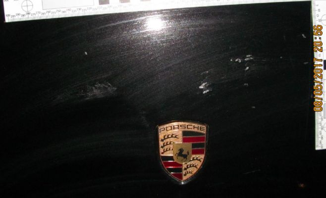 Вандал беспричинно изуродовал остановившийся на светофоре Porsche. Видео