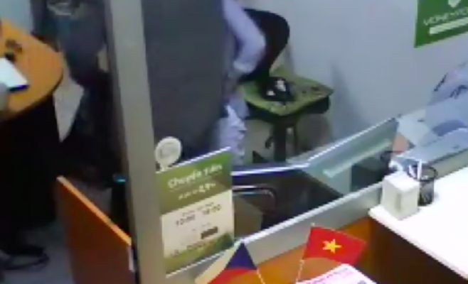 Русскоговорящий мужчина ограбил в Праге обменник, а затем обнимал и утешал испугавшуюся кассиршу. Видео