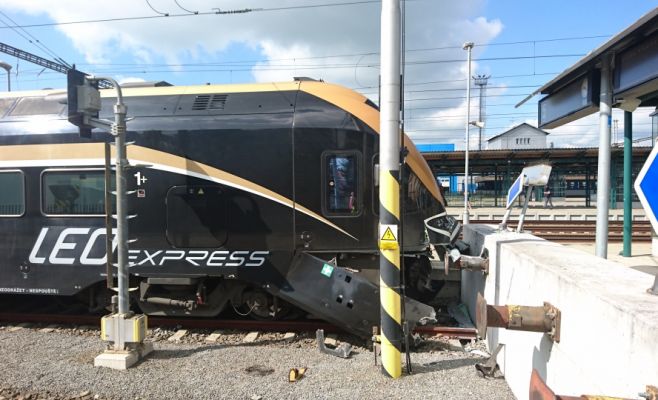 Из-за недомогания машиниста поезда произошла авария, пострадали 15 человек