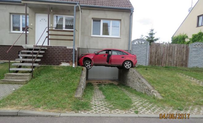 Пьяный чех припарковал свой автомобиль над гаражом