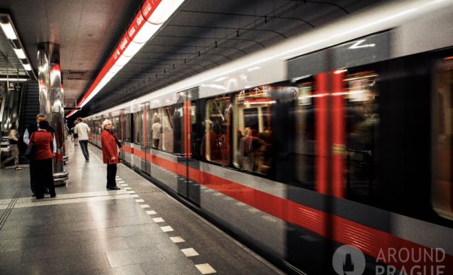 Фото: В пражском метро установили пластмассовые сиденья