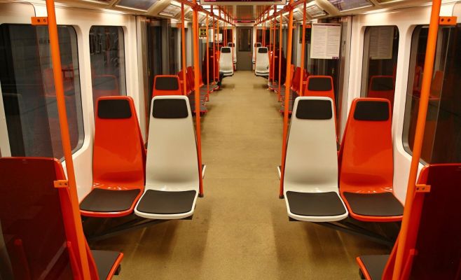 Фото: В пражском метро установили пластмассовые сиденья