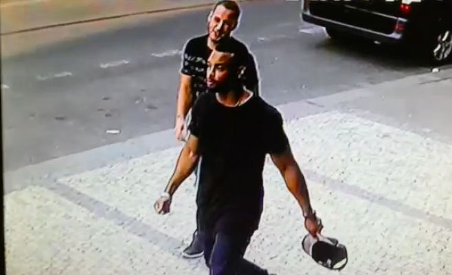 Неизвестный в центре Праги беспричинно напал на прохожего