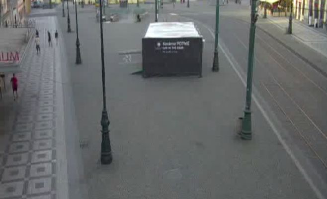 Неизвестный в центре Праги беспричинно напал на прохожего