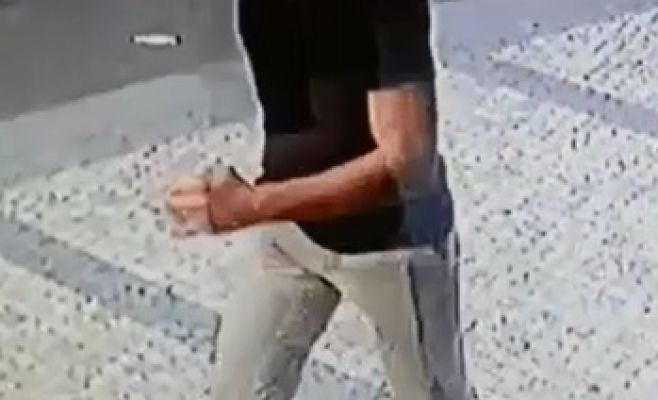 Неизвестный в центре Праги беспричинно напал на прохожего