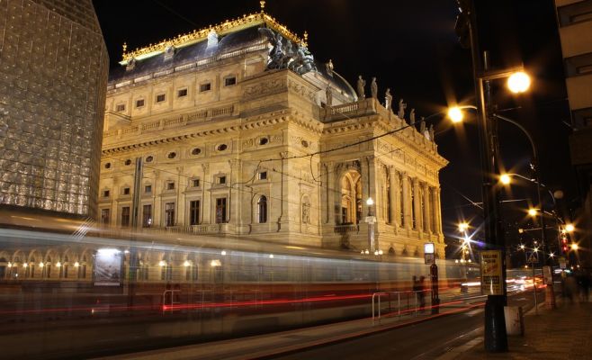 У Национального театра в Праге обнаружили мёртвую женщину. Трамвай протащил её сотни метров