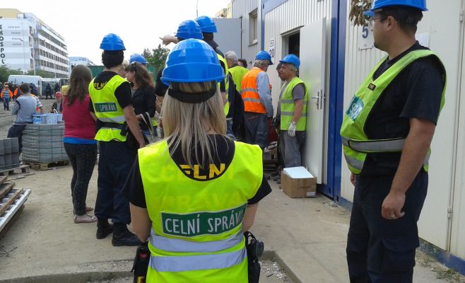 Проверки иностранцев в Праге: десятки украинцев будут депортированы