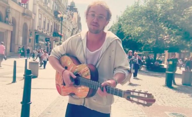 Том Фелтон из Гарри Поттера играл на гитаре в центре Праги, но его никто не узнал. Видео