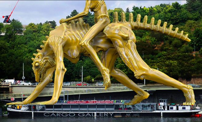 В Праге установили крупнейшую в Европе киберскульптуру