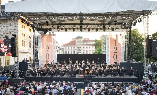 Концерт Уинтона Марсалиса и Чешской филармонии на Градчанской площади