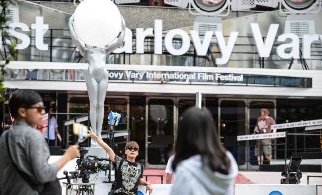 Голливудские звезды прилетели на кинофестиваль в Карловы Вары