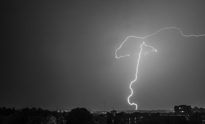 В Праге скончалась женщина, в которую ударила молния