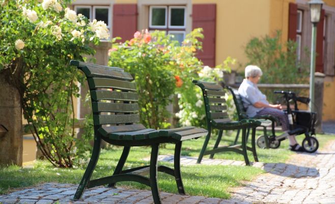 Власти чешского города отказались от лавочек из-за иностранцев, устраивавших на них шумные посиделки