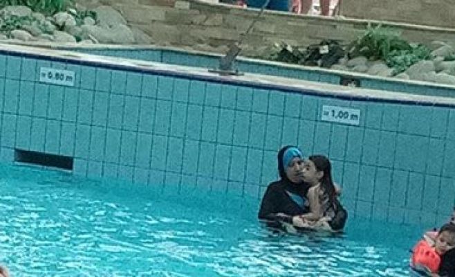 Пражан разозлили мусульмане, плавающие в бассейне в буркини