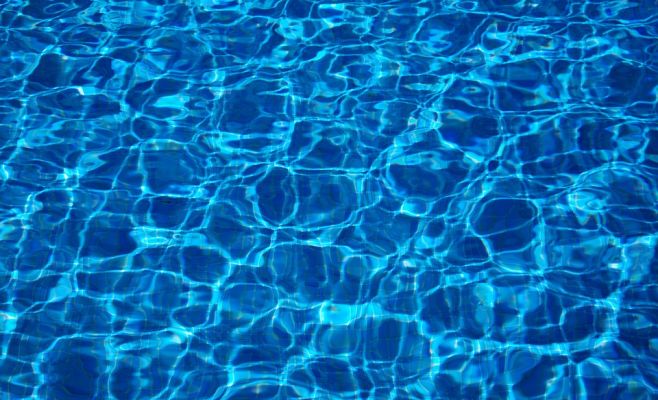 Пражан разозлили мусульмане, плавающие в бассейне в буркини