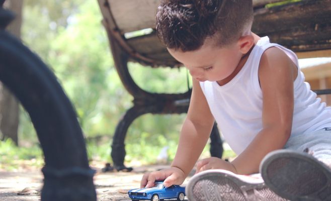 Двухлетний ребенок в Домажлице придавил собственного отца автомобилем