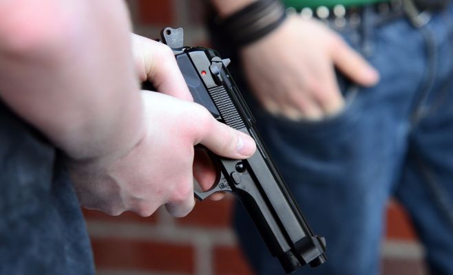 Рабочие «слишком шумели», пьяный мужчина в них стал стрелять