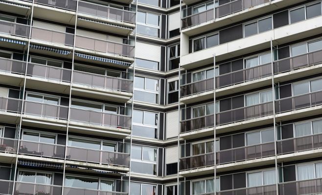 Под Прагой в жилом доме обрушился балкон, на котором стояли отец с ребёнком