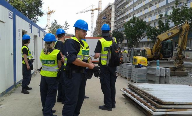 Проверки иностранцев в Праге: работников с польскими визами депортируют