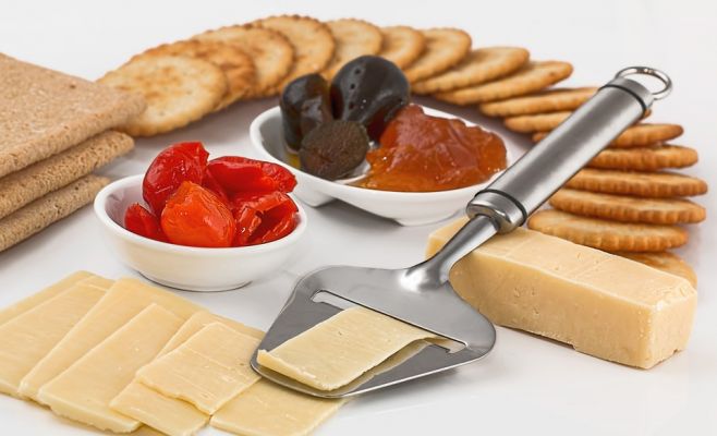 Половина чехов употребляет просроченные продукты питания