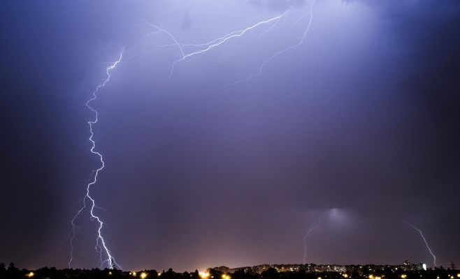 Метеорологи предупреждают о грозах и ливнях на западе Чехии