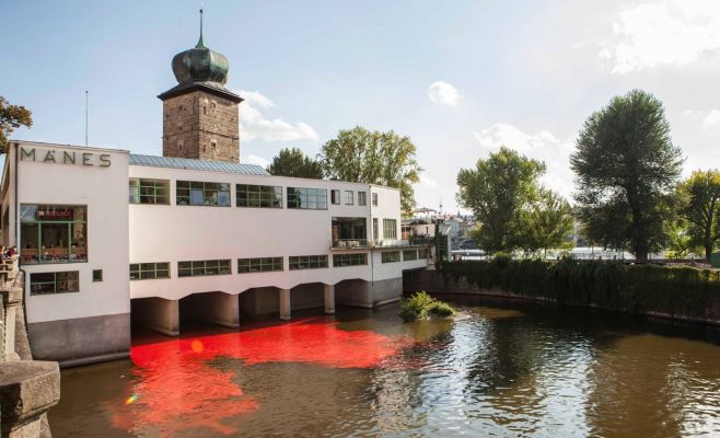 Кто и зачем покрасил Влтаву в красный цвет?