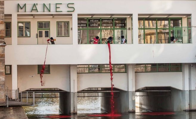 Кто и зачем покрасил Влтаву в красный цвет?