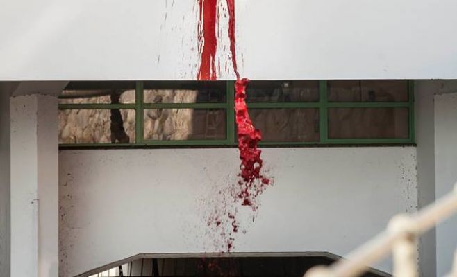 Кто и зачем покрасил Влтаву в красный цвет?