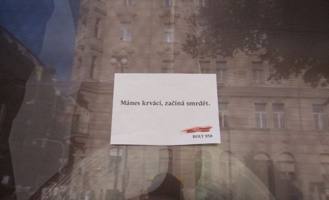 Кто и зачем покрасил Влтаву в красный цвет?