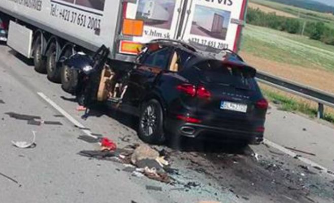 Страшная авария под Прагой: иностранец на Porsche погиб, влетев под фуру