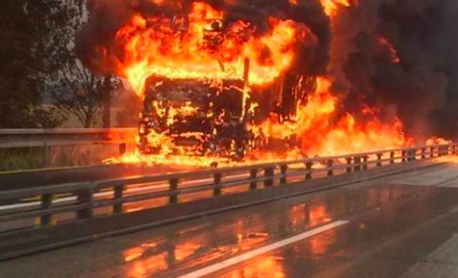 На автомагистрали D1 сгорела фура с арбузами