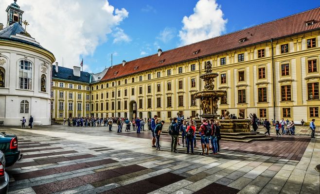 Историки предлагают выселить президента из Пражского Града